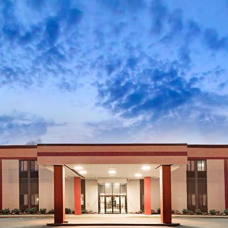 Super 8 By Wyndham Brockton Hotel Luaran gambar
