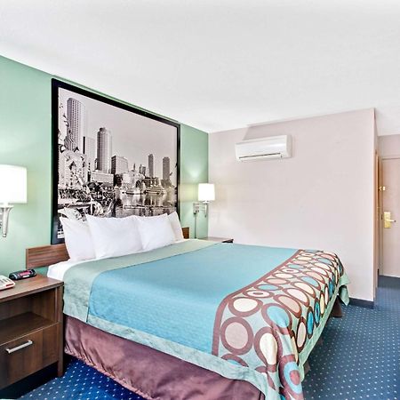 Super 8 By Wyndham Brockton Hotel Luaran gambar
