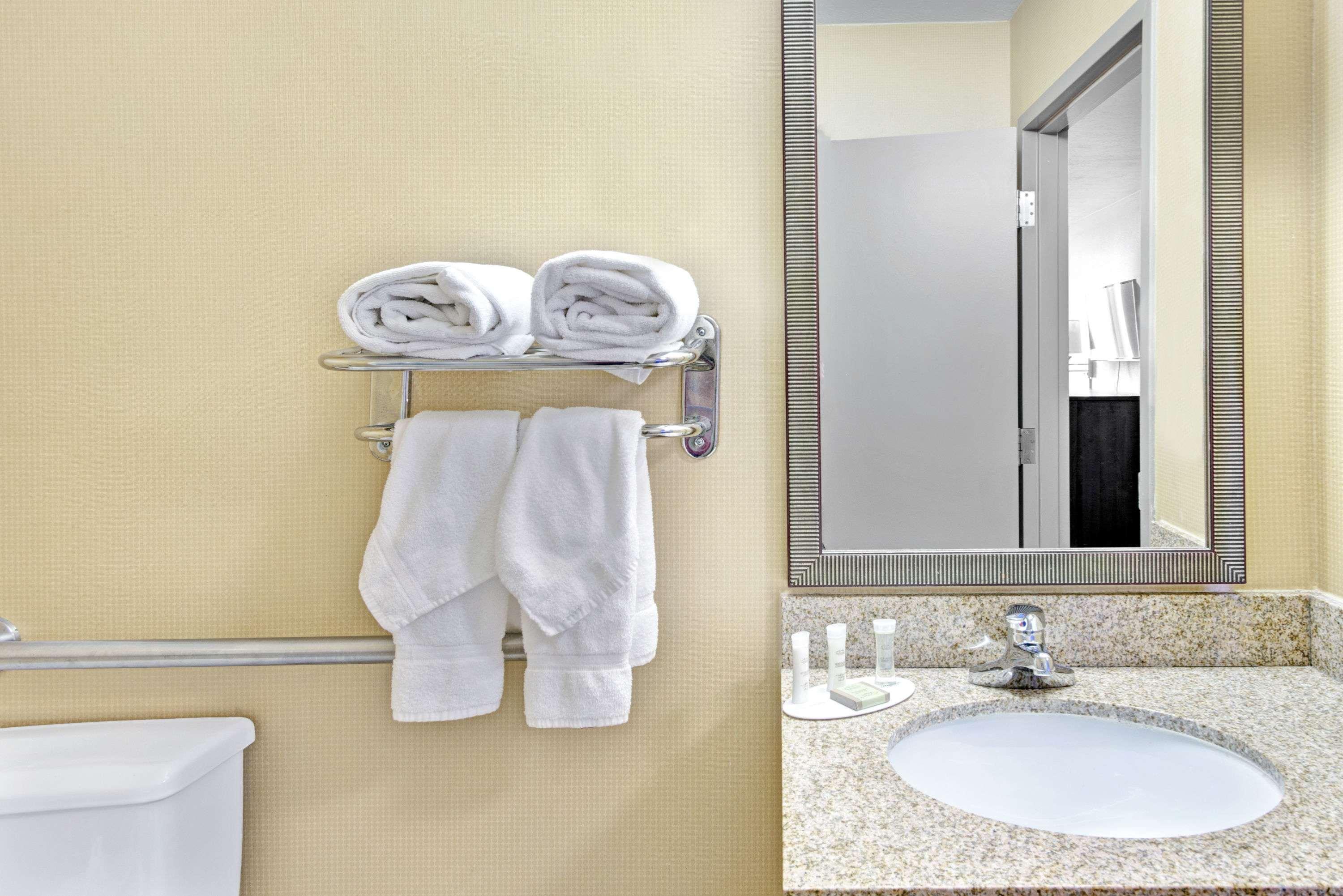 Super 8 By Wyndham Brockton Hotel Luaran gambar