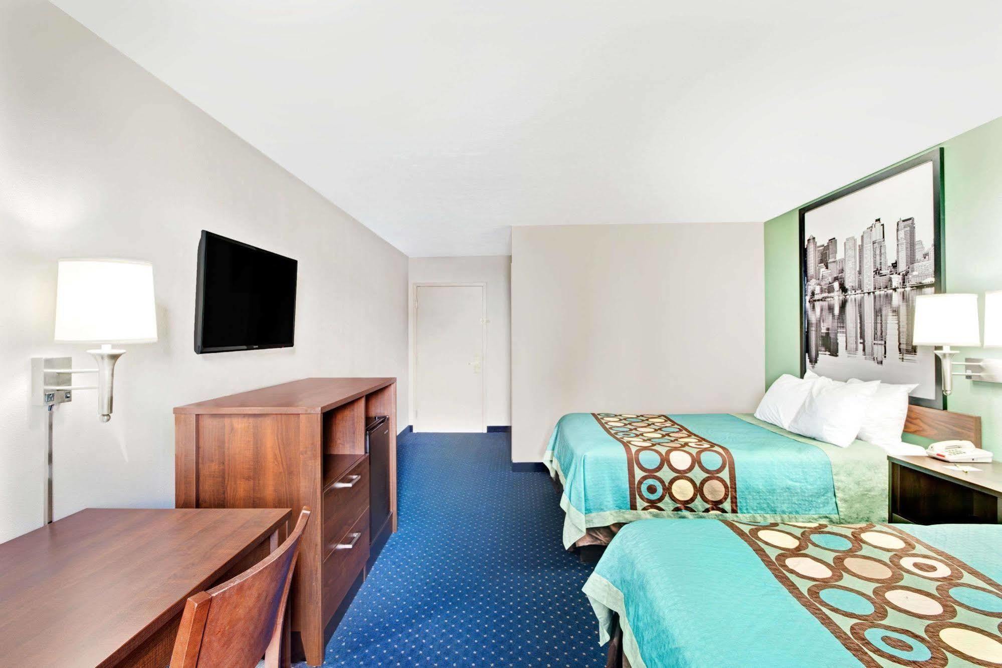 Super 8 By Wyndham Brockton Hotel Luaran gambar